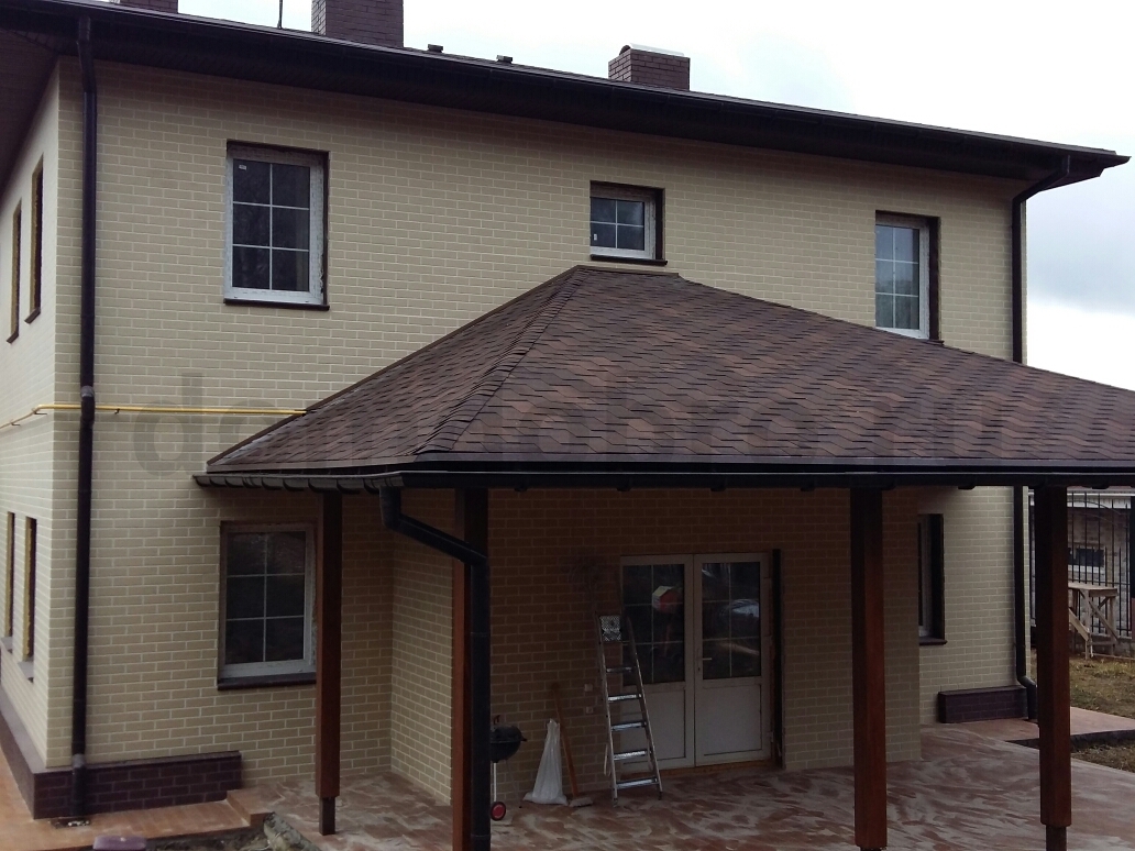 Двухэтажный дом с пристроем из клинкерной плитки