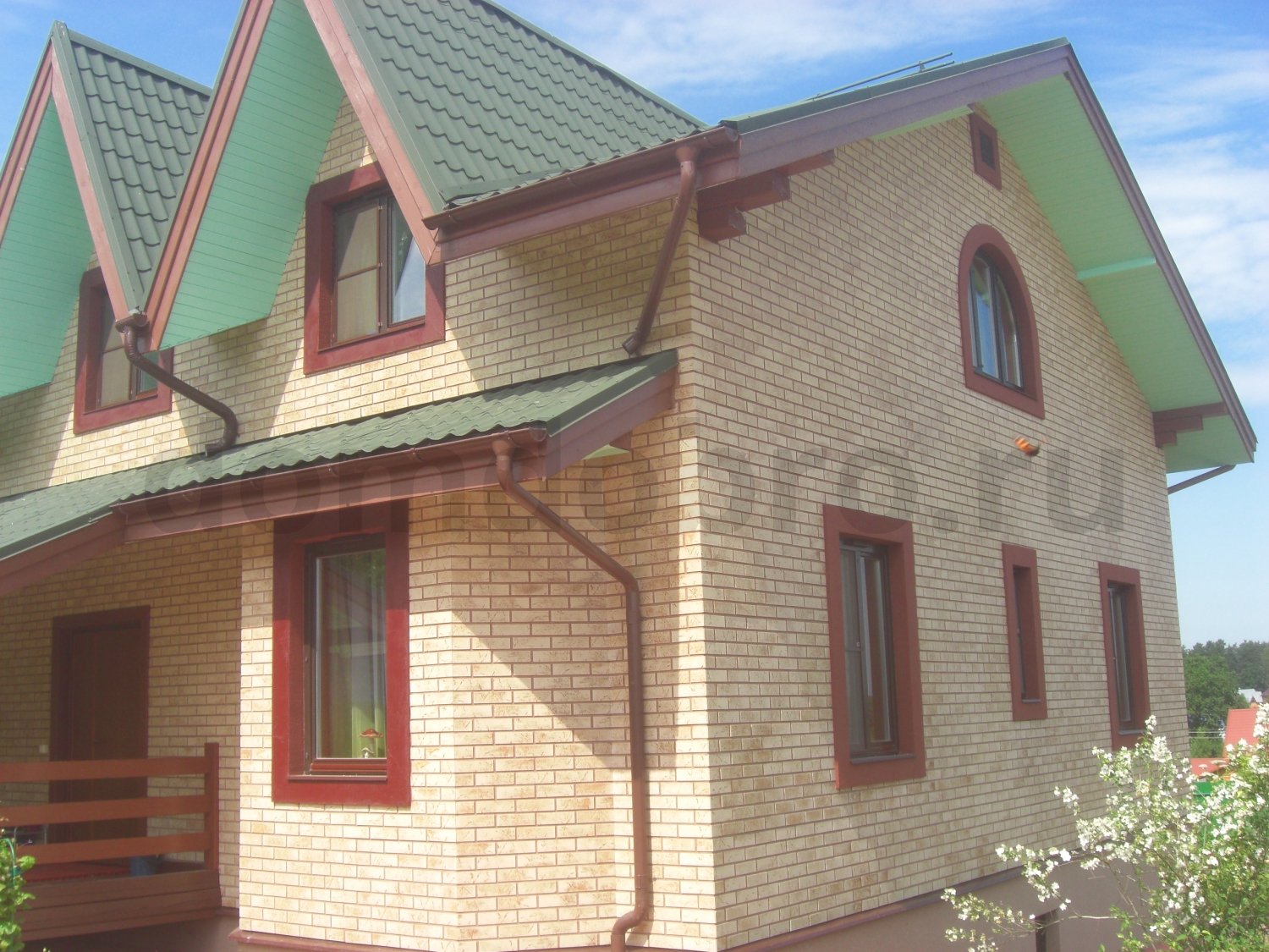 Фасад двухэтажного дома из клинкерной плитки