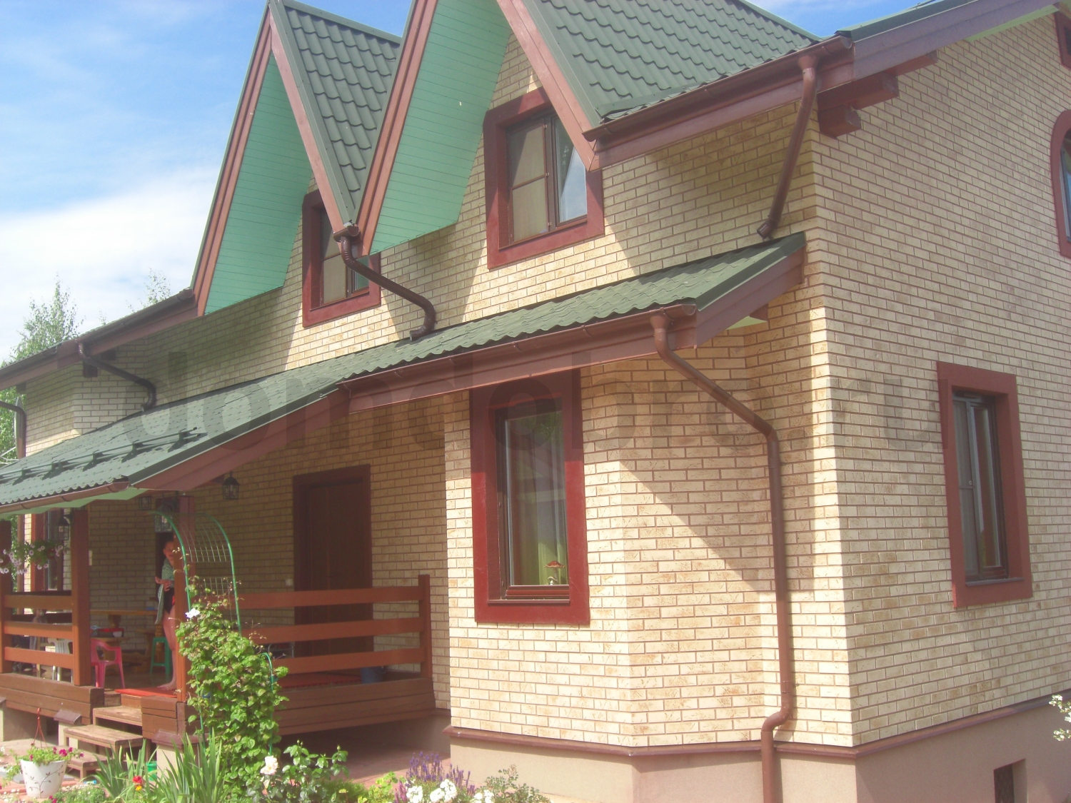 Фасад двухэтажного дома из клинкерной плитки