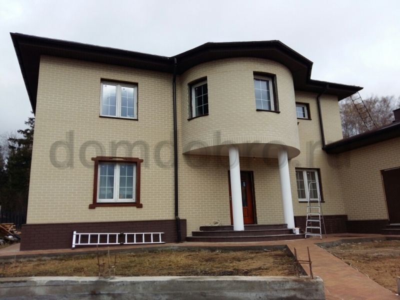 Двухэтажный дом с пристроем из клинкерной плитки