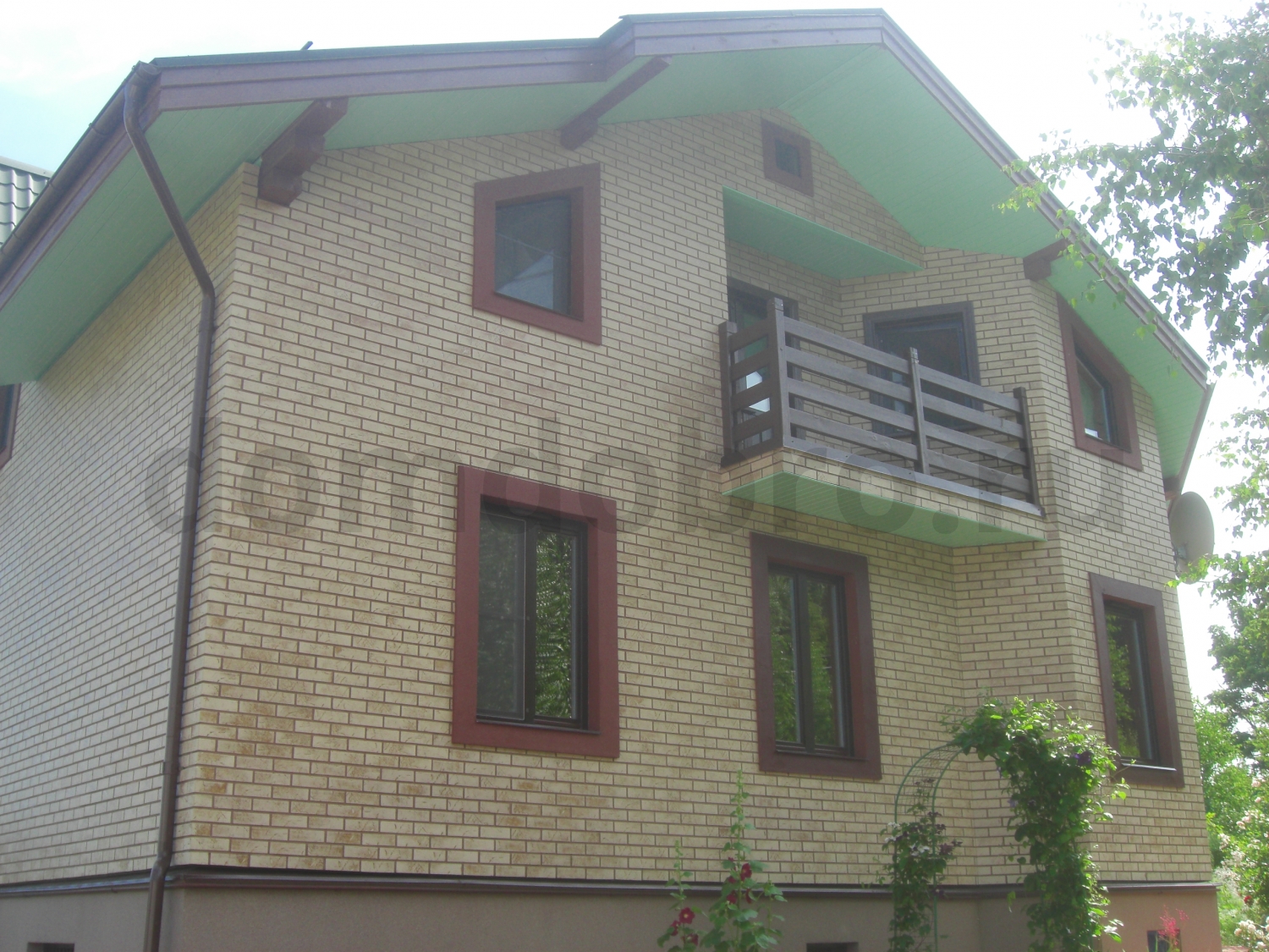 Фасад двухэтажного дома из клинкерной плитки