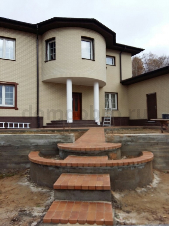 Двухэтажный дом с пристроем из клинкерной плитки