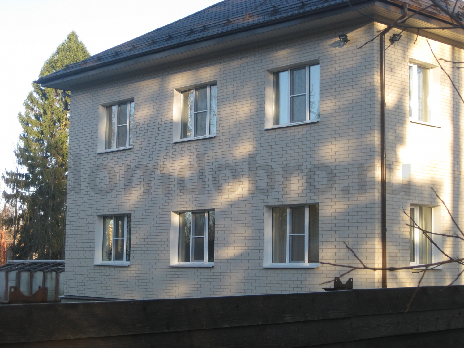 Частный двухэтажный дом из клинкерной фасадной плитки