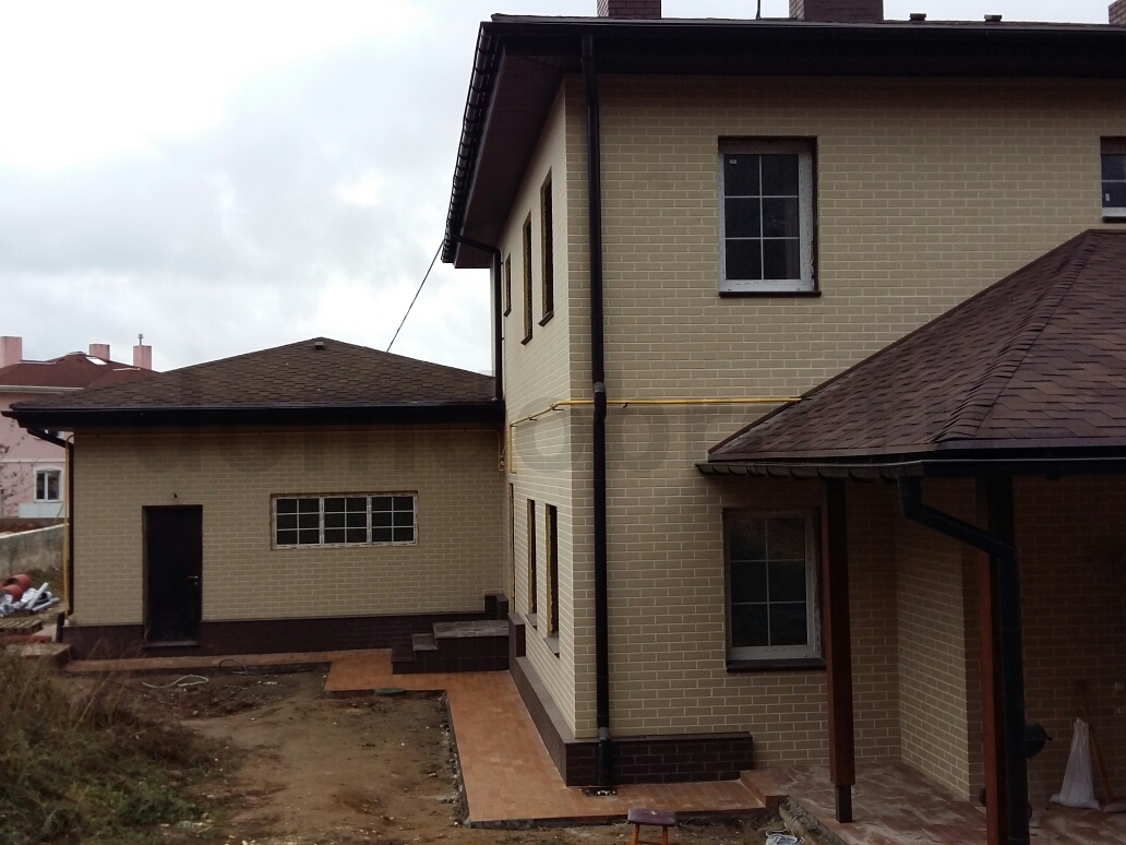 Двухэтажный дом с пристроем из клинкерной плитки