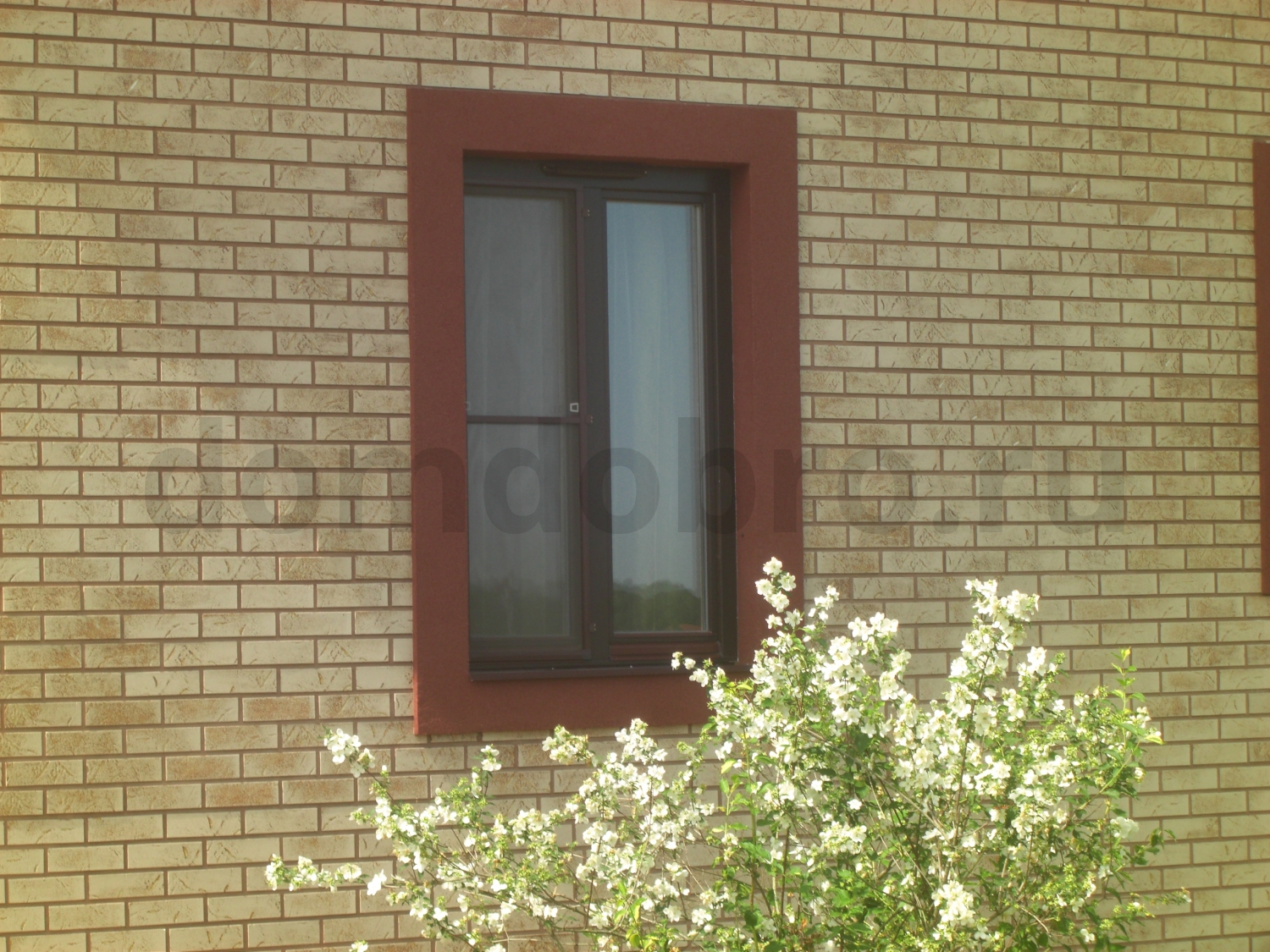 Фасад двухэтажного дома из клинкерной плитки