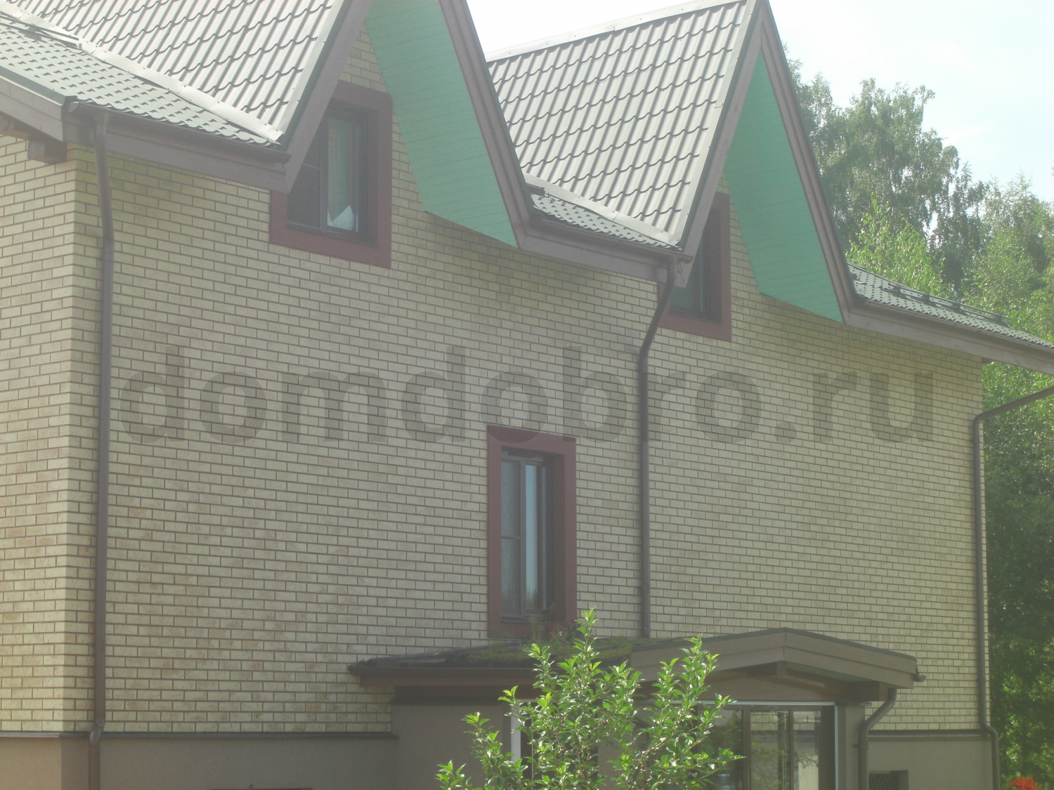 Фасад двухэтажного дома из клинкерной плитки