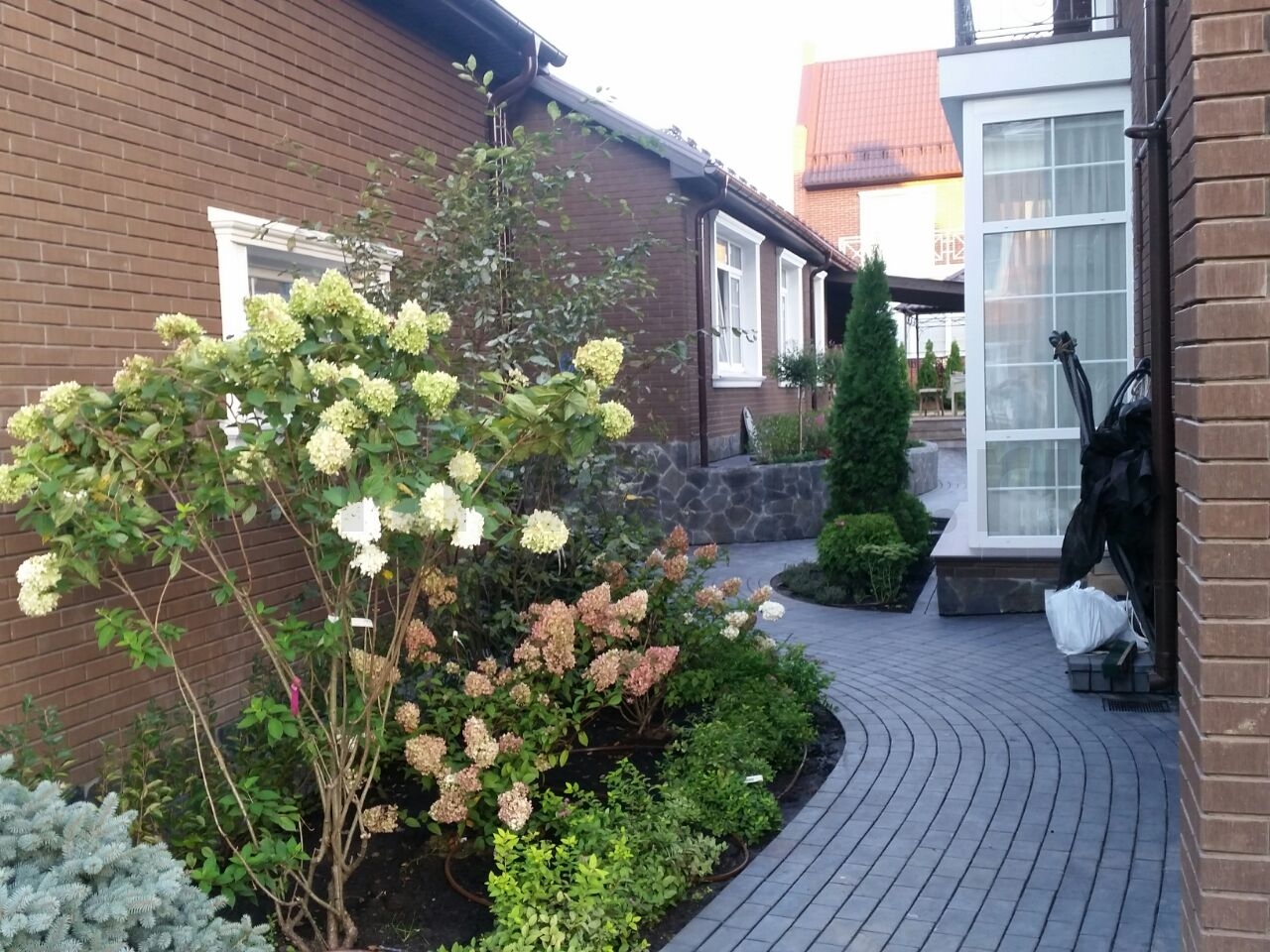 Дорожка из тротуарного кирпича