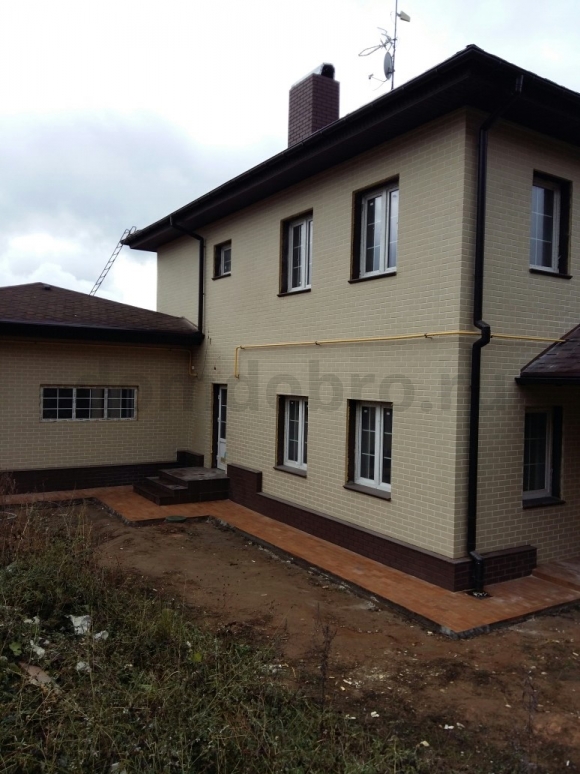 Двухэтажный дом с пристроем из клинкерной плитки