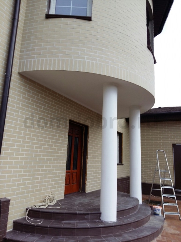 Двухэтажный дом с пристроем из клинкерной плитки