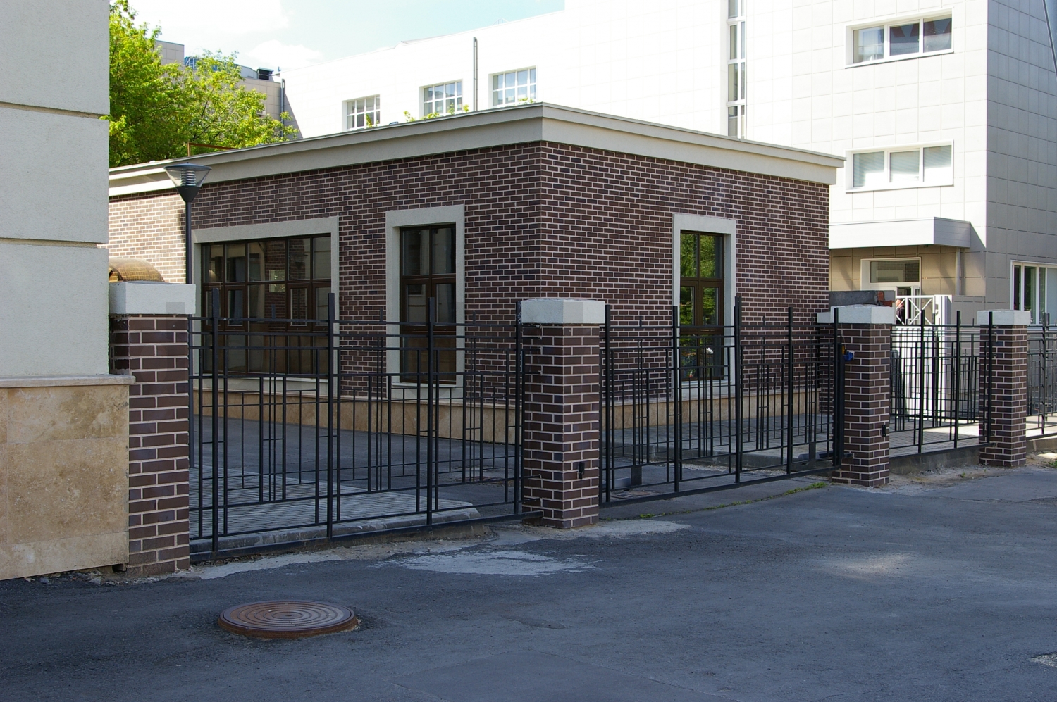 Фасад бизнес центра из клинкерной плитки 