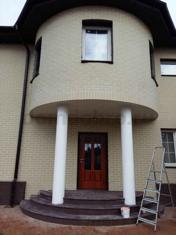 Двухэтажный дом с пристроем из клинкерной плитки