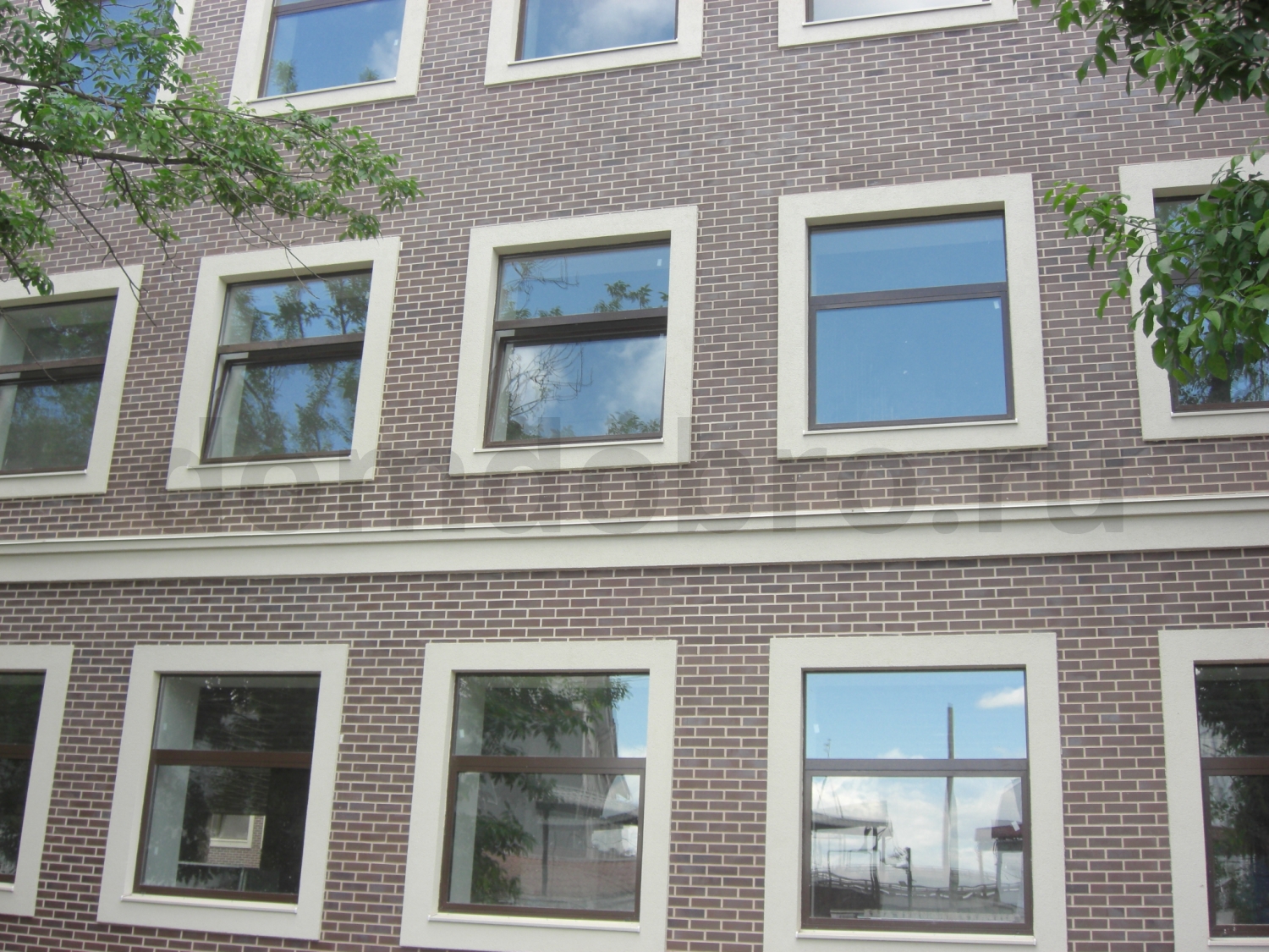 Фасад бизнес центра из клинкерной плитки 