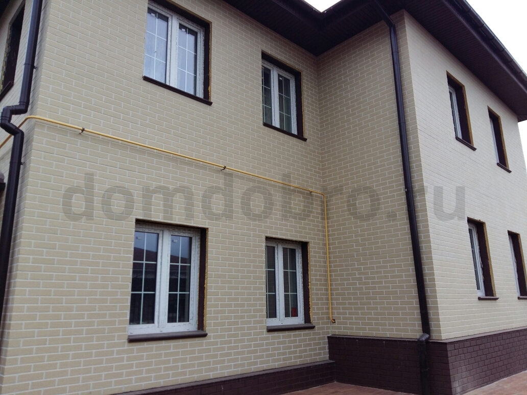 Двухэтажный дом с пристроем из клинкерной плитки